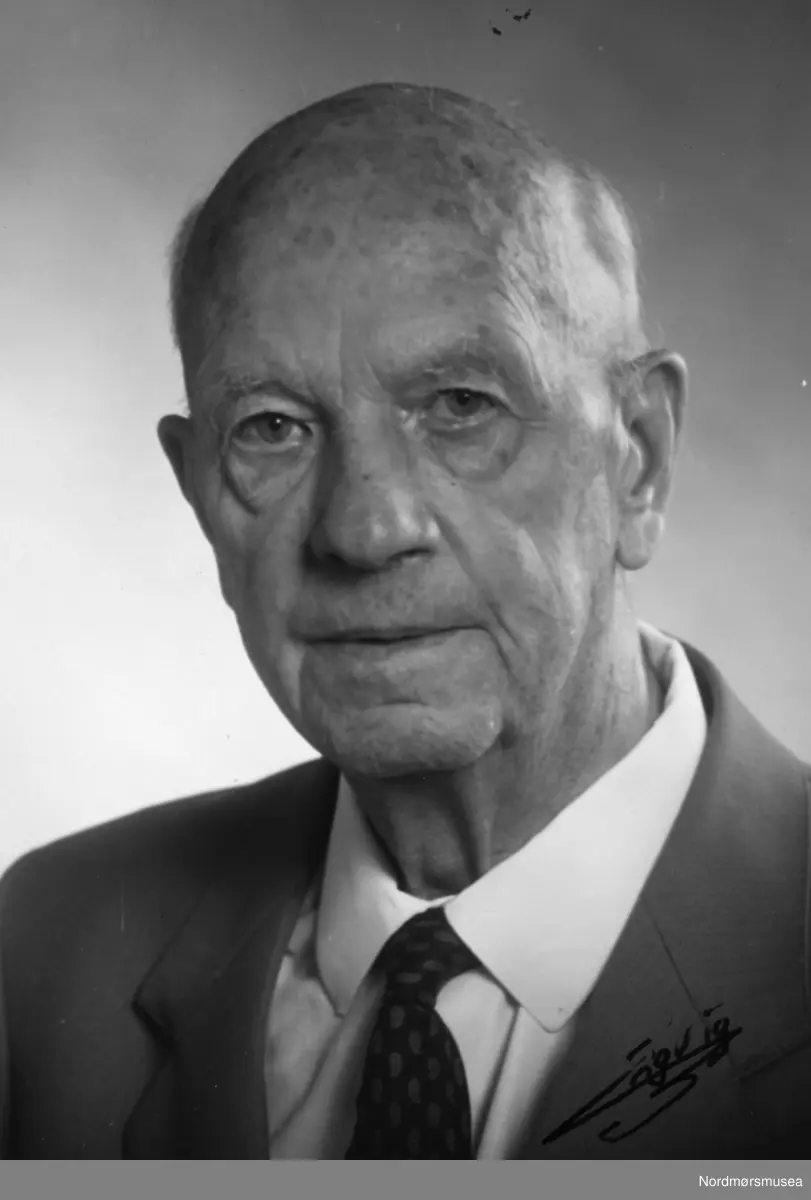 Benedictus Laurentius Heide   III i Kristiansund, født 4.10. 1903, død 10.2. 1989.  --  
Gift med Harriet Loennechen Backer (1909-1999), også fra Kristiansund. De har gravsted på Kirkelandet, men også minnestein på familiegravstedet på Gomalandet.
«Heide var en entreprenør av natur, uttalt tilhenger av mest mulig næringsfrihet og hissig motstander av sentralstyring og byråkrati. I bransjen nøt han stor tillit med en kontaktflate som strakte seg fra Finnmark i nord til Bergen i sør. Typisk nok var Heide blitt valgt til viseformann i styret for Frionor, til tross for at han var en innbitt fiende av statlig intervensjon i fiskeeksporten. Han var liberalist, men samtidig pragmatiker, og framfor alt en person som ikke var redd for å gå nye veier.» (Jacobsen 1996:62).
Svensk honorær konsul etter sin far fra 1928, de kjøpte bolighuset i Langveien 61 i 1930. Vasaridder 1940 (svensk hederstegn). Friluftsmann: nestleder i Kristiansund og Nordmøre Turistforening. Han hadde en stor seilbåt «Benita», som seinere ble gitt til Ynglingeforeningen.  Han ble eneinnehaver av virksomheten 1927, da faren og broren døde. Eivind Heide (1896-1928) døde av tuberkolose. Familien har vært hjemsøkt av denne sykdommen. 
 

Nordmøre museum har hans avisutklippsbok med klipp om fiskeripolitikk og næringsliv i Kristiansund 1965-66, mest om sild.
Aktiv eier/styremedlem i Grand Hotell i Kristiansund i 43 år, 1942-85. Restauranten Consulen med Vicekonsulen var oppkalt etter ham, og hans fotografi hang på veggen i mange år. Egil Husby skriver i hotellets hundreårsberetning: «På A/S Grand Hotells generalforsamling 14/5-1985 gikk Benedictus Laurentius Heide (1903-1989) ut av hotellselskapets styre. I april åpnet spiserestauranten “Consulen” (et mindre rom ble kalt Viceconsulen) - “navn som nok ble valgt med tanke på de to konsuler Odd Blom Nielsen og Bendix Heide, kanskje og “storkonsulen” Nicolay H. Knudtzon”. ....”Under den etterfølgende middag (14/5) mottok Heide forsamlingens hyllest, ført i pennen av Bernt Gulla:
La oss gi en varm honnør,
ham som nå fra borde går.
Bendix - husets Grand Seigneur
gjennom treogførti år.
Han har vært den eminente
“far” i etablissementet:
Takk for alt som Grand ved deg har fått, 
i Consulen skal du henge flott.”
Konsul B. Heide hadde gått inn som aksjonær i A/S Grand Hotell da selskapet ble registrert 1/7-1942 i forbindelse av byggingen av det 3. Grand Hotell i byen (de 2 første brant, henholdsvis i 1907 og 1940). I 50-60-årene var Heide nest største aksjonær; etter en refinansiering i 1985 ble aksjeandelen redusert til 9,66 %.»
Tidstavle
1922 examen artium, videre studier i England (språk, ½ år), Spania og Portugal. Handelsskole.
1925 arbeider på farens kontor
1929 AS B. Heide avvikles. Nytt kontor etableres i Loennechengården, Vågeveien 7. Stor fortjeneste (kr 35 000, i dag verdt over en million) på et parti rogn, flere hundre tønner.
1933 ga han sin seilbåt «Benita» til KFUMs sjøspeidere
1934 påstår at klippfisken har fått midd under lagring på Williamsens Kjølelager AS. Tapte rettsaken.
1935 selges landstedet Leikvin til Sunndal museumslag. Som nevnt ovenfor var dette en svært generøs gave til Sunndalssamfunnet. Familien var redd for tuberkolosesmitte. B.L. Heide greide å få stoppet sin sykdom, men hadde en stor flekk på tunga. Han ville gjerne fortsette å være på Leikvin, men kona nektet.  27.5. 1939 kjøper «Fru Harriet Backer Heide og hendes mann» landstedet Heidehaugen under gården Inner Ødegården (Tveekrem) i Straumsnes, nå Tingvoll kommune. Her er det fortsatt en koloni av landsteder fra klippfiskadelens siste fase, med både Heide, Backer og Lossius i nabolaget. Harriets bror Jan Backer hadde året før kjøpt tomt i Vikan på samme gård, og begynte seinere med oppdrett av pelsdyr i nærheten (men det var etter at Heide hadde startet opp på Flatsetmyra). Heidehaugen sto ferdig før krigen, slik at familien kunne bo der under evakueringen av Kristiansund. Huset ble bygd av arbeidsfolk fra Bentneset. Mens huset ble bygd, leide familien sommerhus på gården. Barna gikk på skole på Straumsneset. Navnet Heidehaugen er sannsynligvis inspirert av Hegdehaugen i Oslo, der navnet kommer av plassen Heide/Heidi-haugen, som man i dag finner i Majorstuveien 8. Det var denne plassen som ga navn til Hegdehaugsveien, som i gammel tid var mye lengre enn i dag. Se 1953 og 1944.
1936 alle anlegg selges til Norges bank for kr 25.000 (2012-verdi kr 817.000) ved skjøte 7.1.36. Klippfiskeksportør Lorentz A. Lossius kjøper så samme år bolighusene i Skippergt. 5b og 15a, mens Ole Wirum kjøper bolighuset Skippergt. 5a og bryggene Skippergt. 5c og 5d. 
Nytt personlig firma B. Heide etableres. Det har fra 1932 har kontor i Fosnagt. 1, og har først ikke egen produksjon.
1935 starter tråler-rederiet AS Nordhavet sammen med svogeren Jan L. Backer.
De kjøper og driver trålerne Nordhav 1 (1935-40) og Nordhav 2 (1936-39) og røykeri for fisk.  
1937 Stort fryseri bygges på Bentneset, i samarbeid med Hoem. Frysemaskin fra Lemkuhl. Fylkestinget besøker anlegget. Heide leide anlegget fra J.M. Hoem Canning (de drev sammen) fra 1931, kjøpte det 1939. Driver med filet, frysing, sildolje og hvalkjøtt. Avtalen var at Hoem sto for fiskemottak, sortering, røyting og pakking av klippfisk for Heide, for fast kilopris. Heide hadde sin egen formann Gimnes på anlegget. De samarbeidet godt. På kontoret hadde Heide kasserer Møllerop og en korrespondent, først Lorenzo Furu som hadde bodd det meste av et langt liv i Spania og som tidligere hadde arbeidet for Heide senior. Det gikk i denne perioden greit å få kreditt til innkjøp av klippfisk. Heide videresolgte også sundmager (tørkete svømmeblærer) fra Island. De ble brukt til å klare rødvin men også som middagsmat.
1939 Elektrisk klippfisktørkeri bygges (etter å ha hatt byggetillatelse fra 1936), for egen produksjon fra saltfisk. Varemerket var en isbjørn (kvitebjørn), oso blanco både på spansk og portugisisk (genialt!).
 
1939 B L Heide gjenvalgt som formann i Norklip, eksportorganisasjonen for Portugal, på Klippfiskeksportørenes landsmøte i Kristiansund
1940 Utgir egne «skillemyntsedler» på 10 + 25 øre. Krigen gir mangel på mynt. Heide hadde byens første vedgassdrevne lastebil (med generator). Driver med kjøl, røykeri, salteri for sild.
 
1941 kontoret flyttes til Bentneset. (Nordmøre museum har direktørens lett halvmåneformede skrivebord. Besøksstolen er påfallende lav; Heide sørget for å kunne se ned på sine motparter.) Innbyr til aksjetegning i Norske Fryserprodukter AS, kontoradresse Bergen. Heide får monopol på å kjøpe hvalkjøtt på Nordmøre.  Silda man fikk tak i, var for små til husholdningsbruk; 30-40 stk pr. kg. Produksjonen under 2. verdenskrig var mest enkel innfrysing av sild. Den ble lagt i trekasser og saltlake helt over før frysing. Man produserte også størje/tunfisk, eksportert som Bluefin Tuna, og hvalkjøtt, også som hunde- og kattemat.
1943-45 Herman Watzinger, Thor Heyerdahls seinere nestleder på Kon-Tiki-ekspedisjonen, (og som ble uheldig portrettert i filmen) er driftsingeniør hos Heide.
1944 8. januar var det Lysfest i Straumsneset. Heide og Backer hadde bygd demning og skaffet elektrisk lys i grenda der landstedene lå. 
1945 etablerer revefarm på Flatsetmyra i Frei, pelsdyroppdrett på Blankmyra under Ytre Flatset. Hans mors fetter Benjamin Andersen drev import av sølvrev til Buenos Aires, og Heide gikk i kompaniskap med bransjemannen John Strand og hans bror Ragnar som røkter. Skinnene ble pakket i klippfiskkasser og sendt med klippfiskbåtene og kom alltid vel fram. Oppstarts-strategien var som med klippfisken: først oppkjøp av ferdig vare for pakking og eksport, dernest egen produksjon, etter krigen. De hadde suksess med platinarev, særlig avlshannen Raz Platinus, oppkalt etter Raz Tafari i Etiopia! Reven ankom da Italia angrep Etiopia.
1946 får innlagt «automatisk telefon» som en av de første. Bygger arbeiderboliger på Bentneset.
1947 Makrellstørje sendes med jernbane Åndalsnes-Trieste, turen tar 20 døgn.
1948 Bentnes Sildoljefabrikk AS har 70 mann ansatt på tre skift, og produserer fiskemel til dyrefor.  Til sammen 120 ansatte hos Heide, de øvrige pakker «konfektesker/sigarkasser» med 9½ kg frossen gryteklar fiskefilet og hvalkjøtt i cellofan. 
1949 Kantine med varm mat. Badstue for de ansatte.

 
Bentneset på 1950-tallet
1950 Filetproduksjon i Robertson-bygget i Hammerfest. Samarbeid med Nestlé-Findus. Heide eide 50 %. Det var mange problemer å løse i teknologien. Første prøveproduksjon av dypfryst filet ble servert medeierne, familien Throne-Holst, på Freia i Oslo i oktober.
1953 stor utvidelse på sildoljefabrikken. Virksomheten i Hammerfest selges til Marabou. Heide trakk seg ut etter to år på grunn av kapitalmangel og uten bitterhet. Han ble innvalgt som medlem i Freias styre samme vinter. Satsing på hermetikk i Brønnøysund.
1953 Harriet kjøper tilleggsareal til tennisbane av internasjonal standard på Heidehaugen i Straumsnes; skjøter av 13.6. og 29.6. 1953. Slik ble tennis-sporten innført på de trakter. Hun kjøpte 30. juni 1953 også småbruket Haltbakken, som 27.5. 1988 ble solgt tilbake til gården.
1954 Dypfryste fiskeboller av hyse og dypfryst sild i alginatgelé (gir mild smak) produseres av 250 ansatte i Kristiansund. Trålermannskapene kommer i tillegg. Egen frysebåt med varer fra Hammerfest/Kristiansund til Oslo. Byens første semitrailer og samtidig Europas største kjølebil, 22 m2 kjølerom som holder 30 minusgrader, med Findus-dekor. Bedford-trekkvogna på det øverste bildet ble for svak, og ble etter et års tid skiftet ut med en Scania-Vabis L71-38 Regent 1955-modell, med samme registreringsnummer. På bilde 2 er den på vei ned Gråura på sommerdekk en vinterdag. Det endte med utforkjøring. Det var uvanlig på denne tida at firma eide slike biler selv; kjøring ble oftest ivaretatt med Lastebilsentralens leievogner.
 
 
1955 ingen arbeidsledighet i Kristiansund. 40 ungdommer får sommerjobb i fiskeindustrien.
1956 Heide vant en rettssak mot en ansatt som krevde betalt spisepause ved overtid.
1959 Holder foredrag i Kristiansund Handelsstands Forening om at byen må legge om fra klippfisk til frossen fisk og med kritikk av statlig kvalitetskontroll (ferskfisk-vraking): «Er varene gode nok for kundene, kan det neppe være riktig at tredjemann – det vil her si staten, forbyr produksjon i henhold til norsk lov. Et firma må her være mer kompetent enn statens mann.» 
1960 gjenvalgt som formann i De Norske Klippfiskeksportørers Landsforbund.
Så lenge som mulig ville Kristiansunderne videreføre "Knudtzons metode" med å holde nye konkurrenter ute av markedet ved at nye aktører ikke fikk medlemskap i De Norske Klippfiskeksportørers Landsforening (DNKL) og dermed ikke kunne oppnå eksportlisens; de fikk bare være tilvirkere. Fra opprettelsen i 1931 og fram til 1959 ble nesten ingen nye medlemmer tatt opp. Ett av kravene var å ha drevet eksport i fem år. Kristiansunderne monopoliserte markedskunnskap og produktutvikling. Slik ble produsenter/tilvirkere i Ålesund holdt atskilt fra eksporten. De drev leieproduksjon for Kristiansunderne, i økende grad fra 1953. Tilvirkerne i Ålesund produserte, pakket og eksporterte under Kristiansundsfirmaenes navn, og fikk slik innsikt i markedskunnskap og vraking. Kristiansunderne la produksjonen til Ålesundsregionen på grunn av lavere avgift til salgslaget der (fra 1946 0,75 % mot 3 % av salgssum i Kristiansund, i 1953 1,5 mot 3 %) og fordi transport av saltfisken til Kristiansund ville ha vært fordyrende.

1962 Sildemelke eksporteres til England, som delikatesse
1962 Nytt firma B. Heide Ltd AS kjøper tilbake Sildoljefabrikken fra Forretningsbanken i Trondheim, etter likviditetskrise. «Min far var direkte uvenner med begge de lokale banksjefer,» skrev Bendix jr. i år 2000.
1963 Heide går til rettssak mot staten og krever kr 400 000 (i dag verdt 4,1 million) for å ha blitt nektet eksportlisens for frossen filet til USA, mens «utlendinger får eksportere fra Norge». Heide har 400 ansatte, og tallet øker. Det er sesongarbeid.
1971 Den italienske utenriksminister Aldo Moro besøker Bentneset.
1979 sildoljefabrikken legges ned på grunn av miljø- og råstoffproblemer. Føler seg motarbeidet og uønsket av kommunen. «Den uforstand og direkte vrangvilje som fiskerinæringen ble møtt med fra politikere og også andre i Kristiansund sjokkerte spesielt min far,» skrev Bendix jr. i 1996.
1981 brann på Bentneset
1994 Hydrotech kjøper anlegget fra Bendix Heide (1931-2010) og bygger lakseslakteri, nedlagt 2012.
1998 Kristiansund kommune åpner Fiskeribasen på Bentneset.
Bildet er fra avisa Tidens Krav sitt arkiv i tidsrommet 1970-1994. Nå i Nordmøre museums fotosamling.
