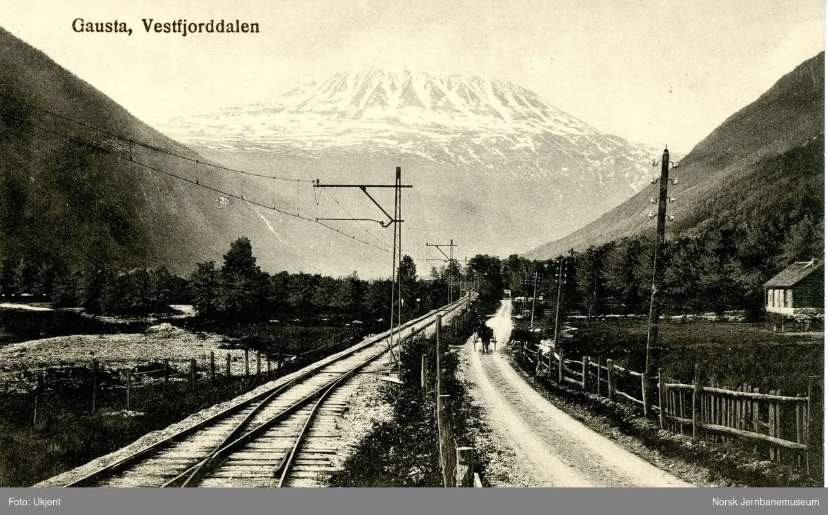 Parti langs Rjukanbanen nær Miland stasjon. Gaustatoppen i bakgrunnen