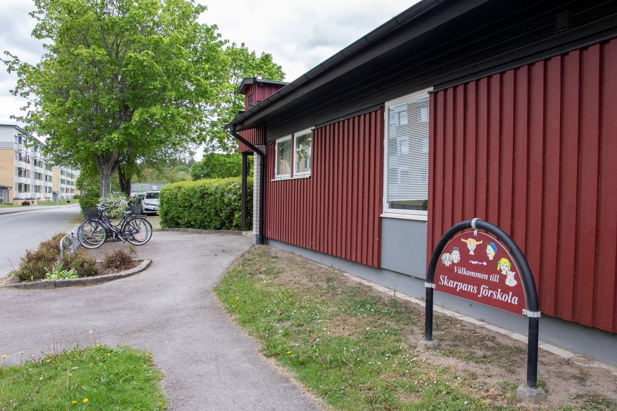 Förskolan Skarpan i Berga, Linköping. 
Historik om förskolan Skarpan: Skarpan ligger i området Berga, bredvid Bäckskolan på Konstruktörsgatan 29. Förskolan byggdes åren 1966-1968 och är en av Linköpings äldsta förskolebyggnader. Fastigheten heter Ljushuvudet 2 och uppfördes från början som en "barnstugeanläggning". Byggnaden består av fyra likadana huskroppar, fasaden är i mexisten och rödmålad träpanel. Planen är att förskolan skarpan ska rivas tidigast år 2022 för att ge plats för äldreboende, förskola samt en idrottshall. Bilder från Linköping år 2022.