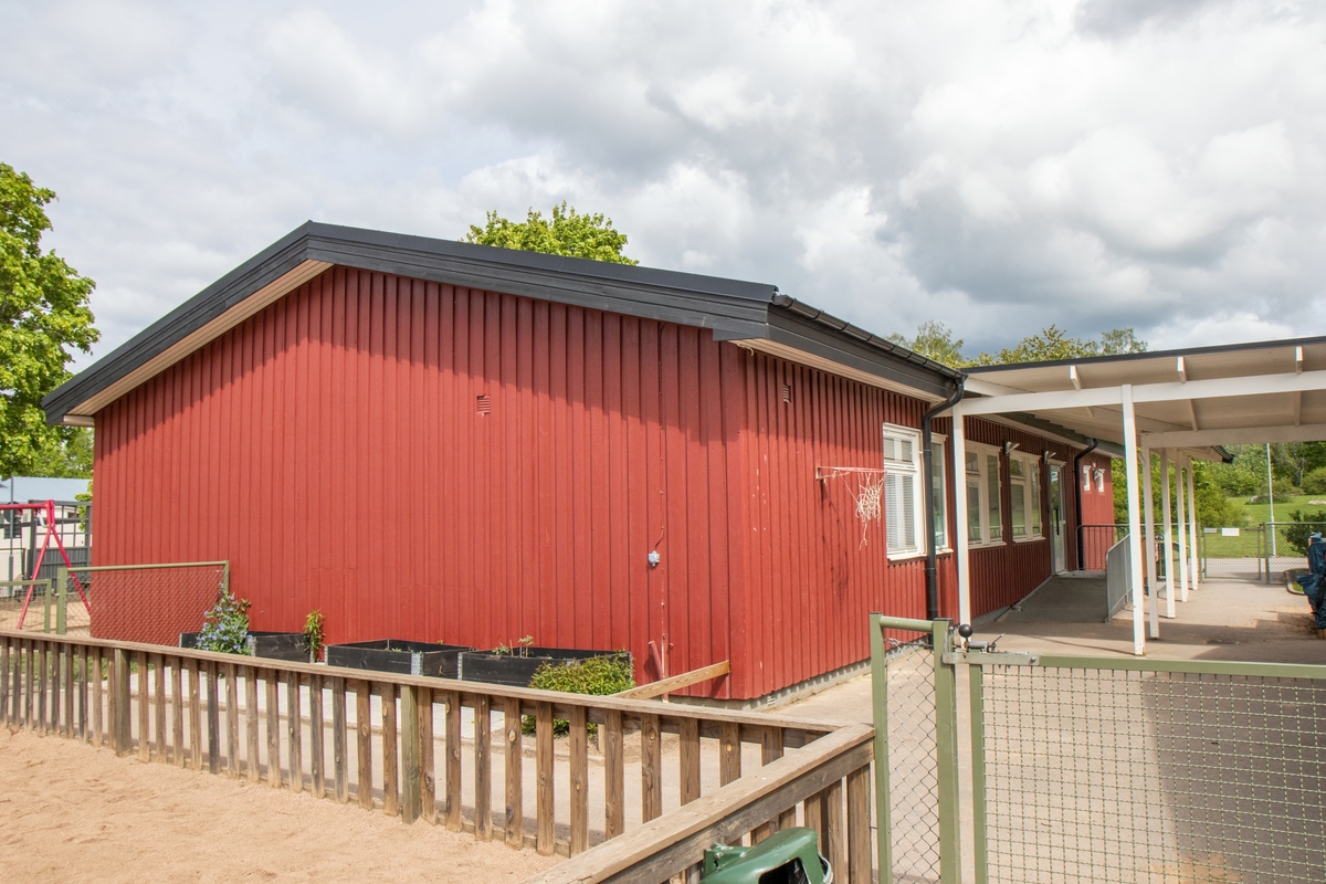 Förskolan Skarpan i Berga, Linköping. 
Historik om förskolan Skarpan: Skarpan ligger i området Berga, bredvid Bäckskolan på Konstruktörsgatan 29. Förskolan byggdes åren 1966-1968 och är en av Linköpings äldsta förskolebyggnader. Fastigheten heter Ljushuvudet 2 och uppfördes från början som en "barnstugeanläggning". Byggnaden består av fyra likadana huskroppar, fasaden är i mexisten och rödmålad träpanel. Planen är att förskolan skarpan ska rivas tidigast år 2022 för att ge plats för äldreboende, förskola samt en idrottshall. Bilder från Linköping år 2022.