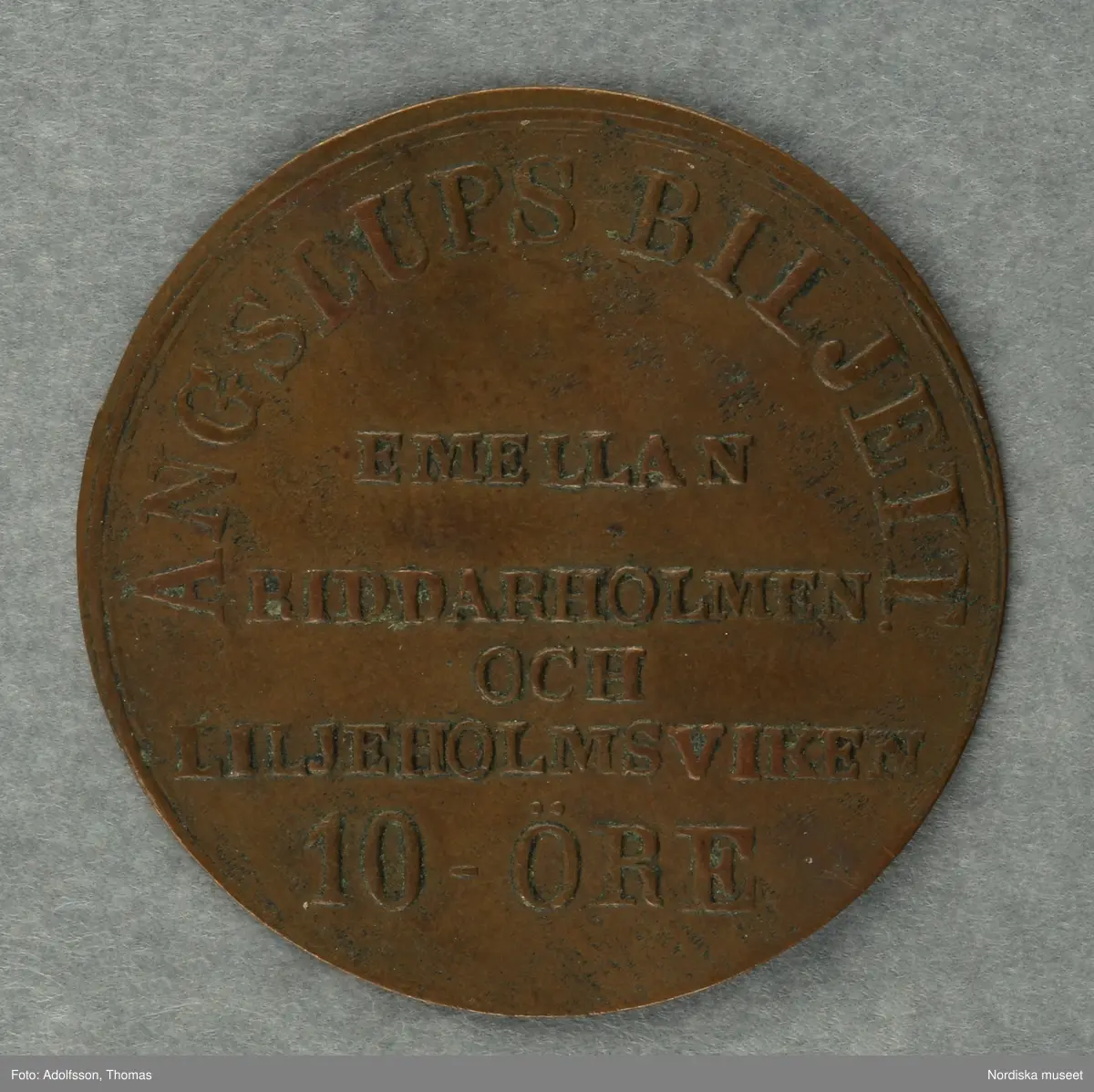 Huvudliggaren:
"a-c, Poletter 3 st, kopparplåt, runda, ensidigt präglade; 'Ångslupsbiljett emellan Riddarholmen och Liljehomsviken 10 öre.'
G. 14/6 se 6/6 1934 av fröken Margit Stenberg, Stockholm (se 197.742ff)