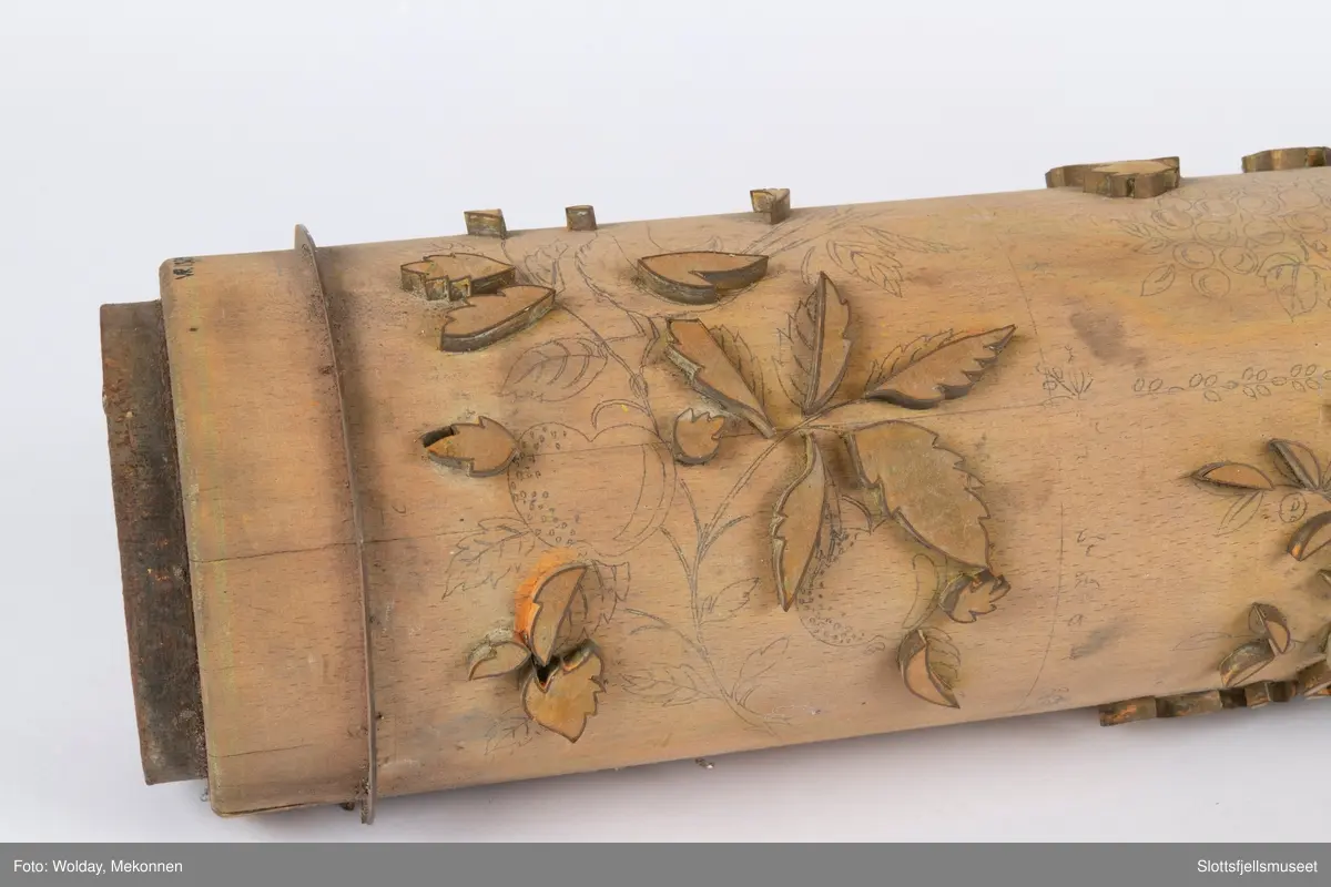 Mønstertrykkvalse til trykking av tapeter. Blomstret.