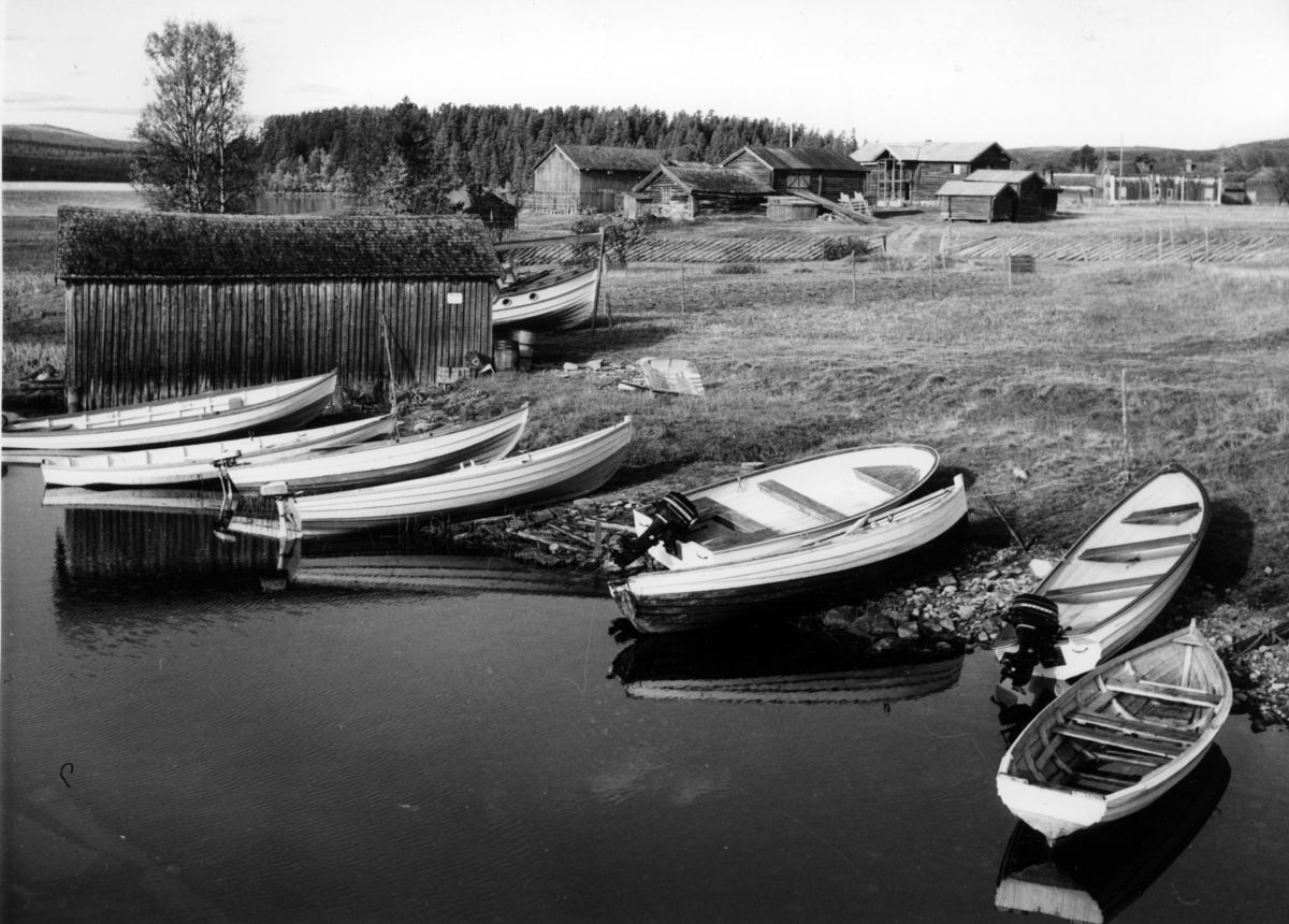 Sorken i Engerdal.
Båter.