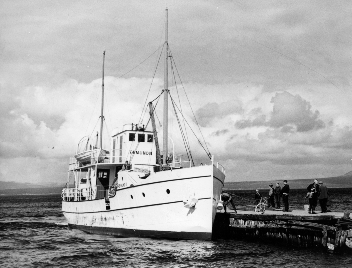 Femund II dampbåten ved Elgå brygge på Femund.