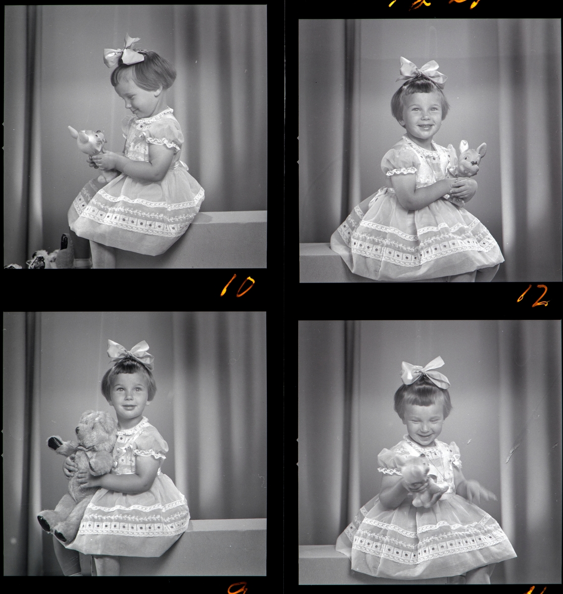 Oddbjørg Johnsen, Portrett, halvfigur, pike med kosedyr og sløyfe i håret, Berit 2 år, Hamar.