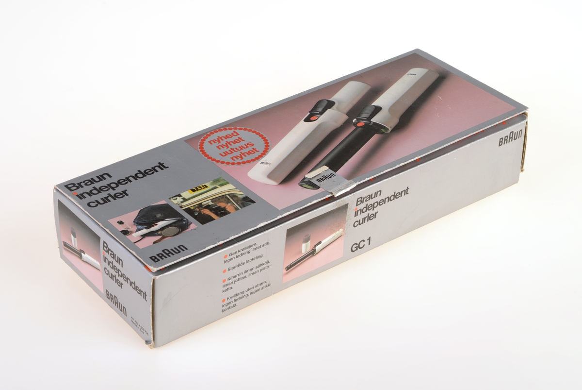 En krølltang av typen "Braun independent curler" i originalemballasje. Esken er av papp og har tekst/illustrasjoner på alle sider. Det er blant annet flere fotografier av krølltangen asmt fotografier som visr at den tar liten plass og at man kan fikse håret når som helst og hvor som helst. Esken åpnes på toppen og henger fast i bakkanten på esken. På undersiden av lokket er det informasjon og illustrasjoner som informerer om bruk av krølltangen. I eskdedelen er det et "utstillingsvindu" delvis dekket med plast. Krølltangen ligger i en burgunderfarget plastinnsats som er formet etter tangens deler. Krølltangen er to deler og laget av hvit plast og svart metall. på tangens håndtak er det en knapp somtrykkes ned og da går en del av tangen opp lsik at man kan rulle håret opp. Til hører det også til en beskyttelseshette av hvit plast. Gassbeholderen mangler.