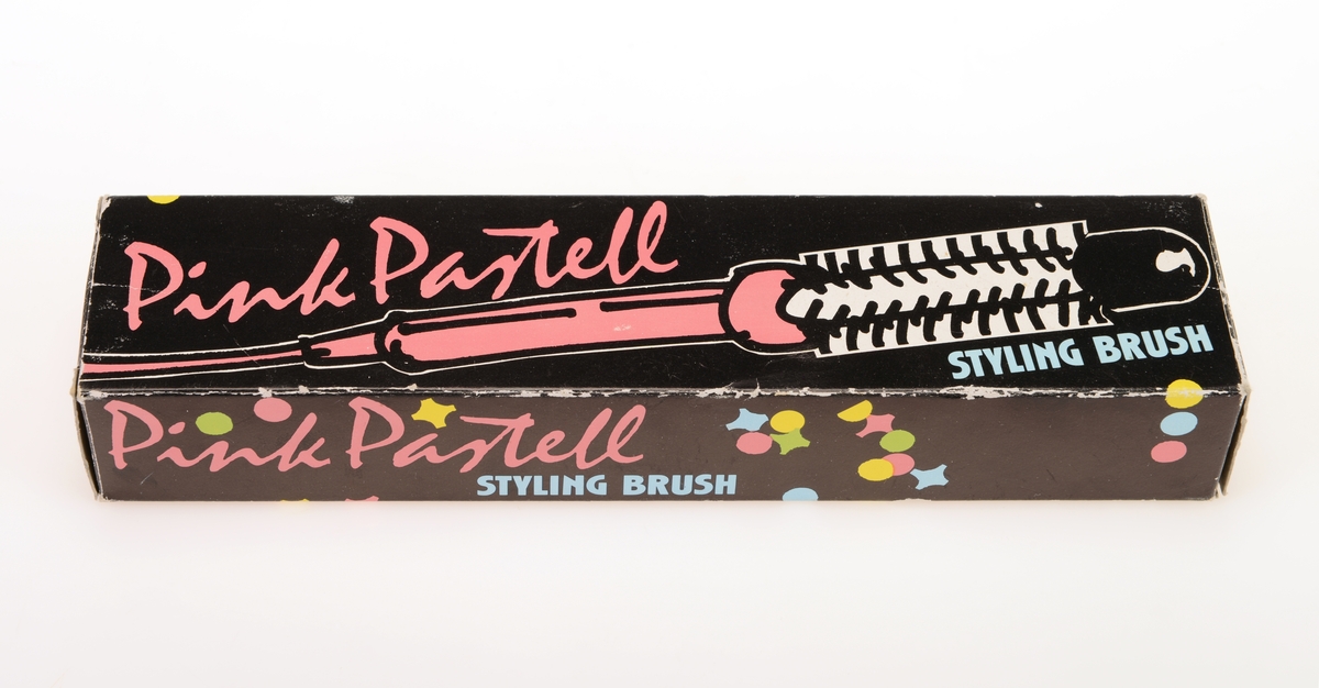 En stylingbørste av typen "Pink Pastell" i originalemballasje. Børsten har smal sylindrisk form av rosa plast. I den ene enden er det festet en svart elektrisk ledning. Børstedelen er sylindrisk med avrundet tupp og med pigger av plast. Det er rader med 15 pigger på hver rad. Esken er av kartong og har svart bunnfarge. Det står "Pink Pastell" på alle sider. på forsiden er det tegning av børsten. På undersiden av esken er det produktinformasjon. Det er spredt "konfetti" jevnt over hele esken i fargene rosa, lys blått, lys grønt og gult. I esken ligger det en bruksanvisning/garantibevis på norsk, finsk, svensk og dansk.