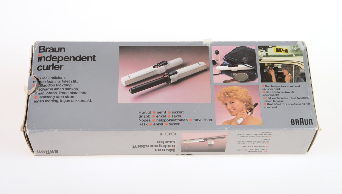 En krølltang av typen "Braun independent curler" i originalemballasje. Esken er av papp og har tekst/illustrasjoner på alle sider. Det er blant annet flere fotografier av krølltangen asmt fotografier som visr at den tar liten plass og at man kan fikse håret når som helst og hvor som helst. Esken åpnes på toppen og henger fast i bakkanten på esken. På undersiden av lokket er det informasjon og illustrasjoner som informerer om bruk av krølltangen. I eskdedelen er det et "utstillingsvindu" delvis dekket med plast. Krølltangen ligger i en burgunderfarget plastinnsats som er formet etter tangens deler. Krølltangen er to deler og laget av hvit plast og svart metall. på tangens håndtak er det en knapp somtrykkes ned og da går en del av tangen opp lsik at man kan rulle håret opp. Til hører det også til en beskyttelseshette av hvit plast. Gassbeholderen mangler.