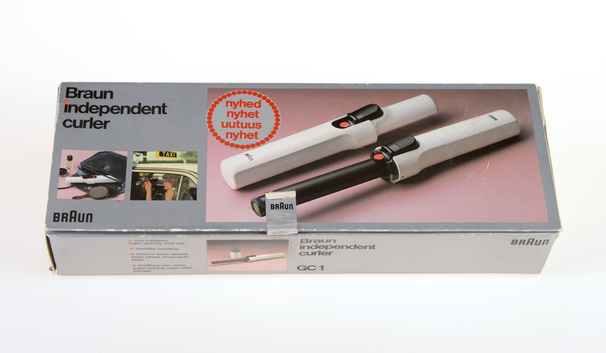 En krølltang av typen "Braun independent curler" i originalemballasje. Esken er av papp og har tekst/illustrasjoner på alle sider. Det er blant annet flere fotografier av krølltangen asmt fotografier som visr at den tar liten plass og at man kan fikse håret når som helst og hvor som helst. Esken åpnes på toppen og henger fast i bakkanten på esken. På undersiden av lokket er det informasjon og illustrasjoner som informerer om bruk av krølltangen. I eskdedelen er det et "utstillingsvindu" delvis dekket med plast. Krølltangen ligger i en burgunderfarget plastinnsats som er formet etter tangens deler. Krølltangen er to deler og laget av hvit plast og svart metall. på tangens håndtak er det en knapp somtrykkes ned og da går en del av tangen opp lsik at man kan rulle håret opp. Til hører det også til en beskyttelseshette av hvit plast. Gassbeholderen mangler.