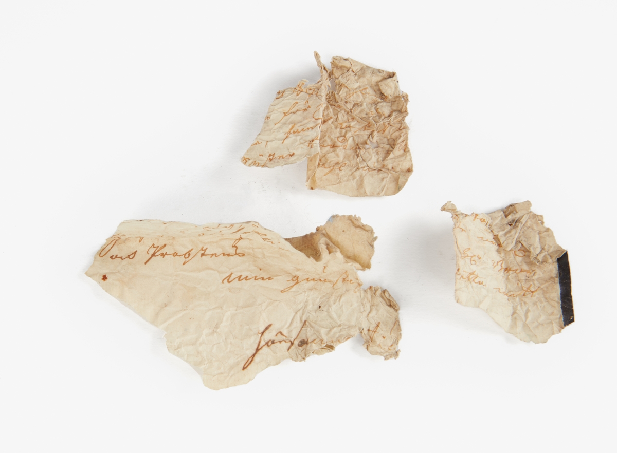 Relikskrin från Aspeboda kyrka. '1672 MB GT'
Båda kortsidorna går att dra upp, därunder finns små lådor. Invändigt finns en läddika med lock, i den ligger en pilspets och  ett fragment av ett brev samt en lapp med text: ' Detta brevpapper upphittat i metallyxan av Anders Olar? den 9.2.1930'.
Ytterligare en lapp med text: 'Far har köpt detta skrin av Egnell, Aspeboda'. (Far = Carl Lennertsson)
En liten påse med en sockerbit i 'för kristider'.