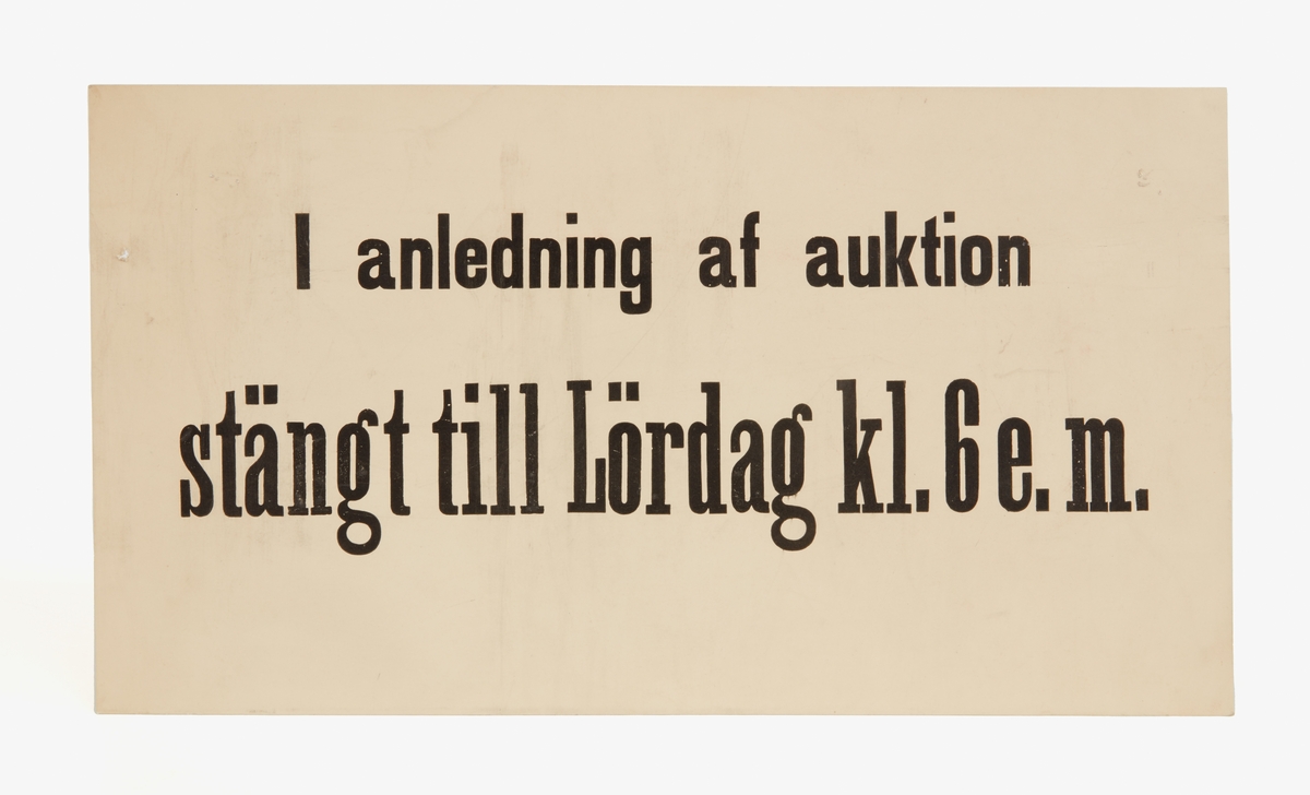 Diverse skyltar och anslag och kunggörelsen från Falu Stads Pantlånekontor, nedlagt.

Anslag: 'Utdrag ur reglementet för Falu Stads Pantlånekontor'. Med div. text på vit papp (tryckt 1910). 

Anslag: 'I anledning av auktionen stängt till Lördag kl. 6 e.m.' Tryckt text på vit papp. 

Anslag: 'Rökning förbjuden' + tryckt översättning på engelska, franska och tyska. dessutom kompletterad med anmaningen på ett flertal andra språk. På gulnad och smutsad papp. 

Anslag: 'Förvaras svalt' osv. (tryckt text: blått). På baksidan julhälsning: 'Fantomen GOD JUL!!' undertecknad med div. namn, i övre vänstra hörnet summariskt tecknad tomte. Utfört med kulspetspenna.

Anslag: 'Falu Stads Pantlåne-kontor öppet 9-12 fm., 4-7 em.' osv. Tryckt text på vit papp. Tryckt 1910. 


Anslag "Utdrag ur reglementet.."
Höjd: 250 mm. 
Bredd: 325 mm.

Anslag "I anledning av..."
Höjd: 200 mm. 
Bredd: 370 mm.

Anslag "Rökning förbjuden"
Höjd: 210 mm. 
Bredd: 300 mm.

Anslag "Falu Stads Pantlåne-kontor"
Höjd: 800 mm.
Bredd: 500 mm.