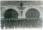 Västerås, Centrum, kv. Igor (f.d. Idolf).
Personalstyrkan framför portalen till brandstationen, 1917.
