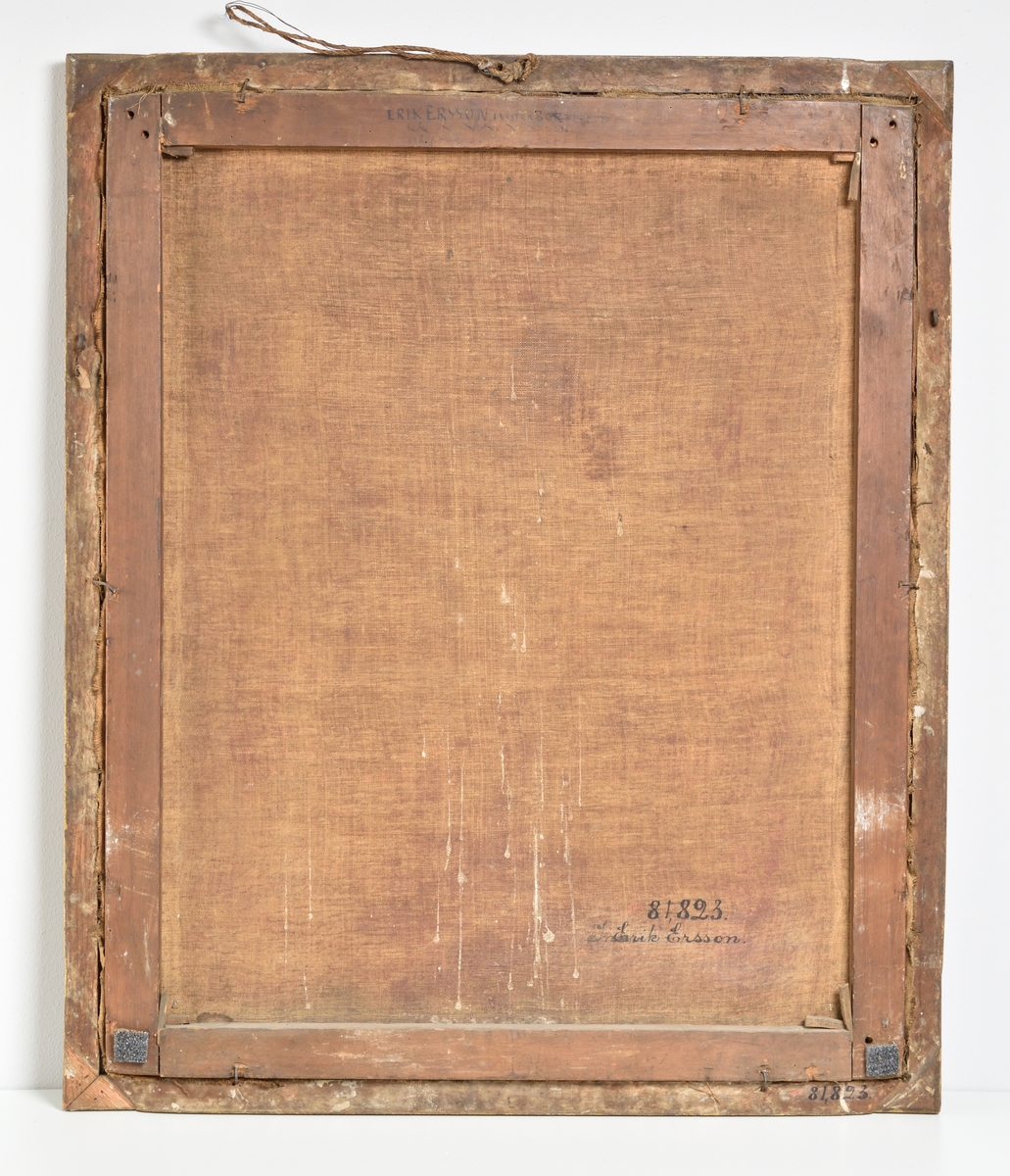 Porträtt av Erik Ersson. Midjestycke åt höger. Ersson med gråsprängt hår, svart tillknäppt rock och brun handske på vänsterhand, vilken greppar den andra handsken samt en käpp. Käppen med silverknapp varpå "E.E.S" står skrivet. 