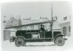 Västerås, Centrum, Östra kyrkogatan.
O. Clarholm och O. Thorgren i nya brandbilen, 1932.