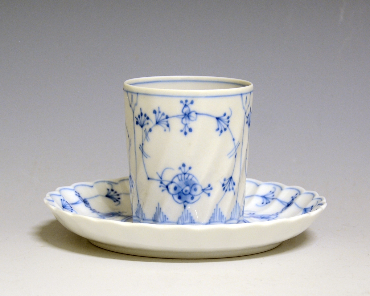 Kaffeskål i porselen. Dekorert med håndmalt stråmønster i blått. 

Modell: Bogstad
Dekor: Stråmønster
