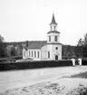 Hemsö kyrka. Kyrkan uppfördes åren 1859-1865 i den takt som en mager kyrkokassa och bönders och torpares fixerade antal dagsverken medgav. Lillklockan i vapenhuset har tidigare varit hamnklocka i byn Prästhus, Hemsö. Kyrkan är uppförd i trä med vitmålad lockpanel, den har torn och rundbågiga småspröjsade fönster. Sadeltaket täcks av svartmålad plåt. Predikstolen är gjord av Lars Erik Hofre´n 1864 och belägen ovanför altaret. Kyrkan restaurerades 1987-88. Öns tidigare kapell var uppfört under 1500-talet och stod i Utanö, men flyttades 1845 till den nuvarande kyrkplatsen.