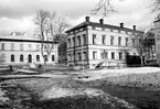 Domkapitelhuset. Uppfördes 1844 som gymnastik- och sånghus för Härnösands gymnasium efter ritningar av arkitekt C.G. Blom-Carlsson. År 1973 flyttades byggnaden från kvarteret Rådhuset vid Nybrogatan till Nygatan 14. Byggnaden restaurerades då exteriört efter originalritningar.