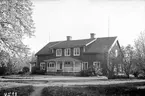 Den äldre prästgården i Östra Tollstad, här dokumenterad av Östergötlands museum 1939. Året efter bilden kom upplysningsvis ny prästgård stå färdig i församlingens tjänst.
