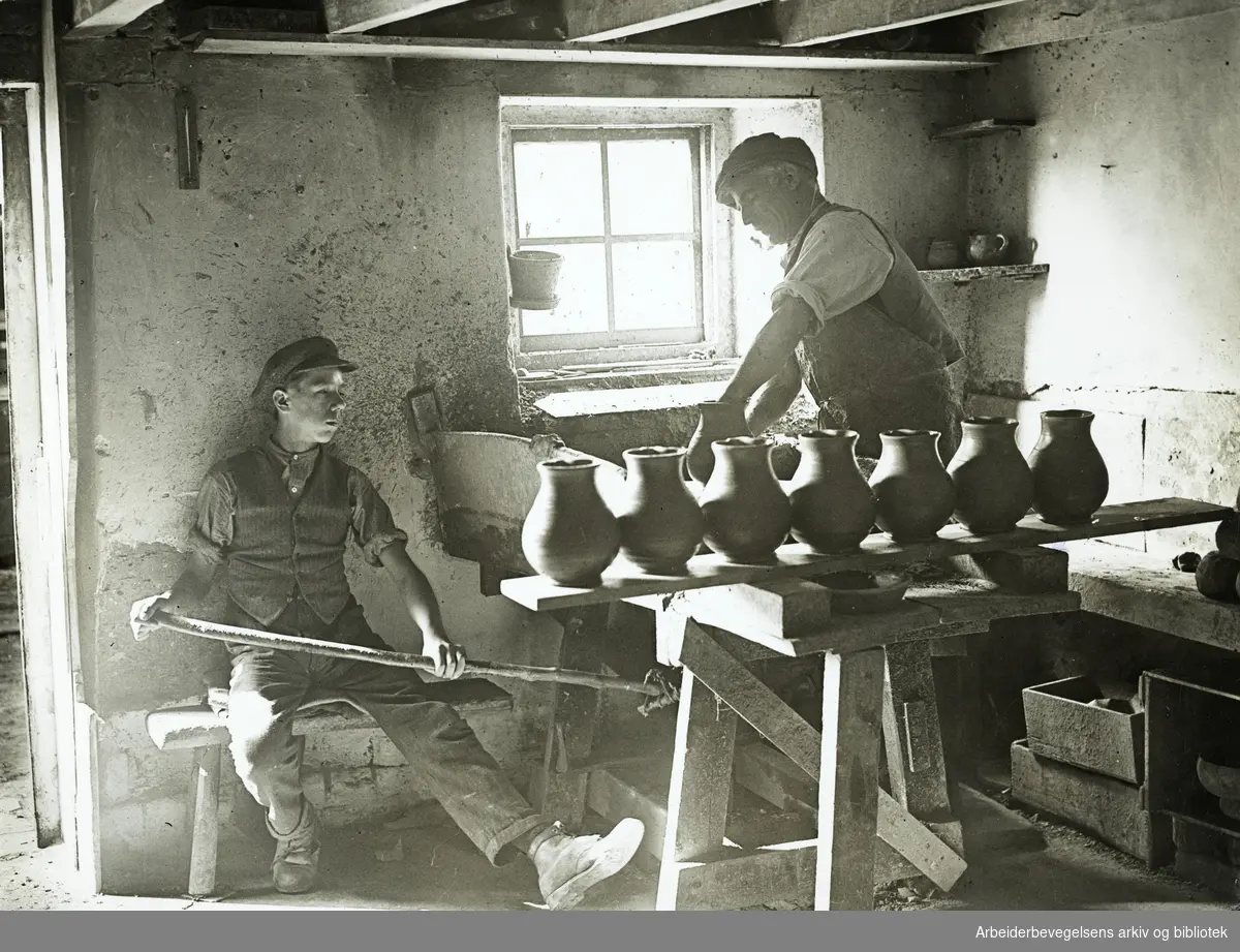 Arbeidermagasinet. Arbeidslivsreportasje fra et pottemakerverksted i Verwood, Dorset i sør-vest England. "Her anvendes den gamle håndverksmessige fremstillingsmåte slik den var for hundre år siden". East Dorset pottery industry, mest kjent under Verwood Pottery. Udatert.