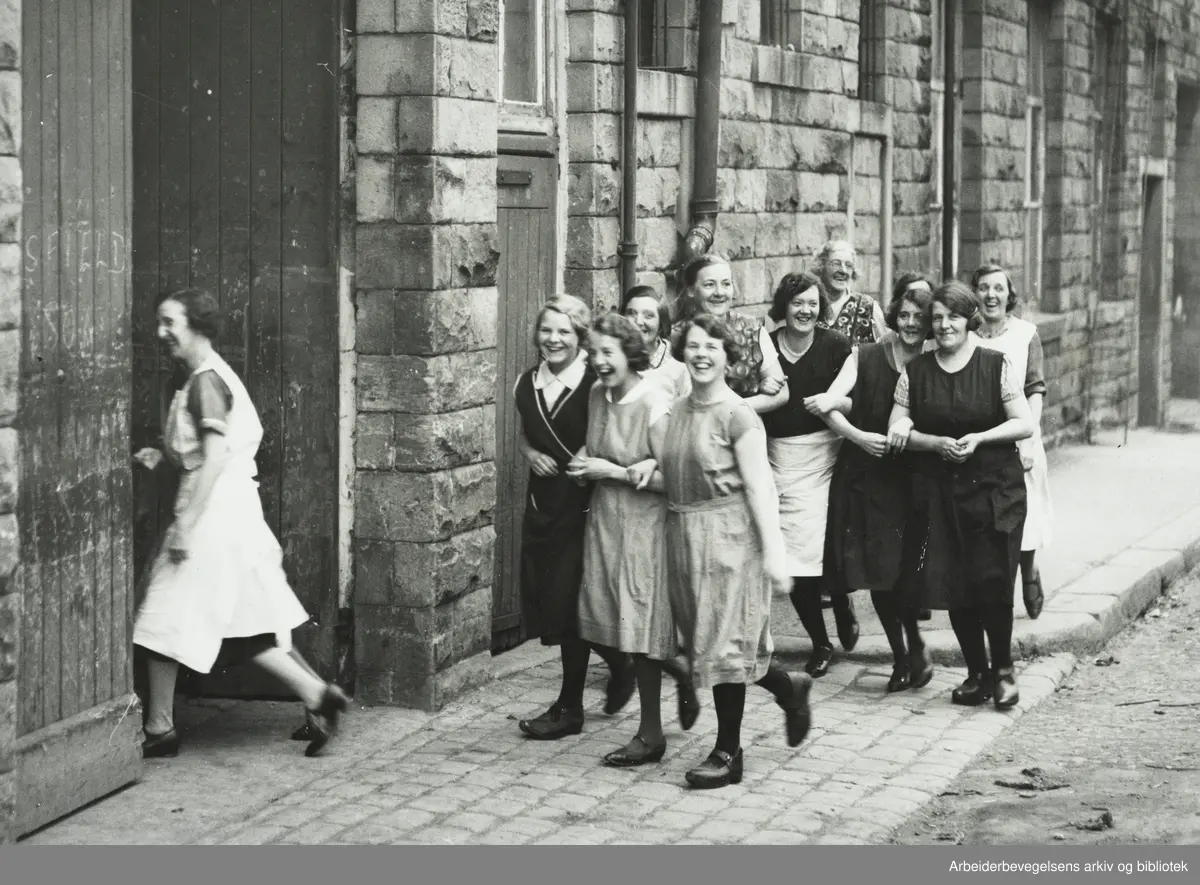 Illustrasjonsfoto. Arbeidermagasinet. Viser fabrikkjenter på vei til jobb. London. Udatert