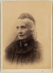 Portrett av eldre kvinne med slør.