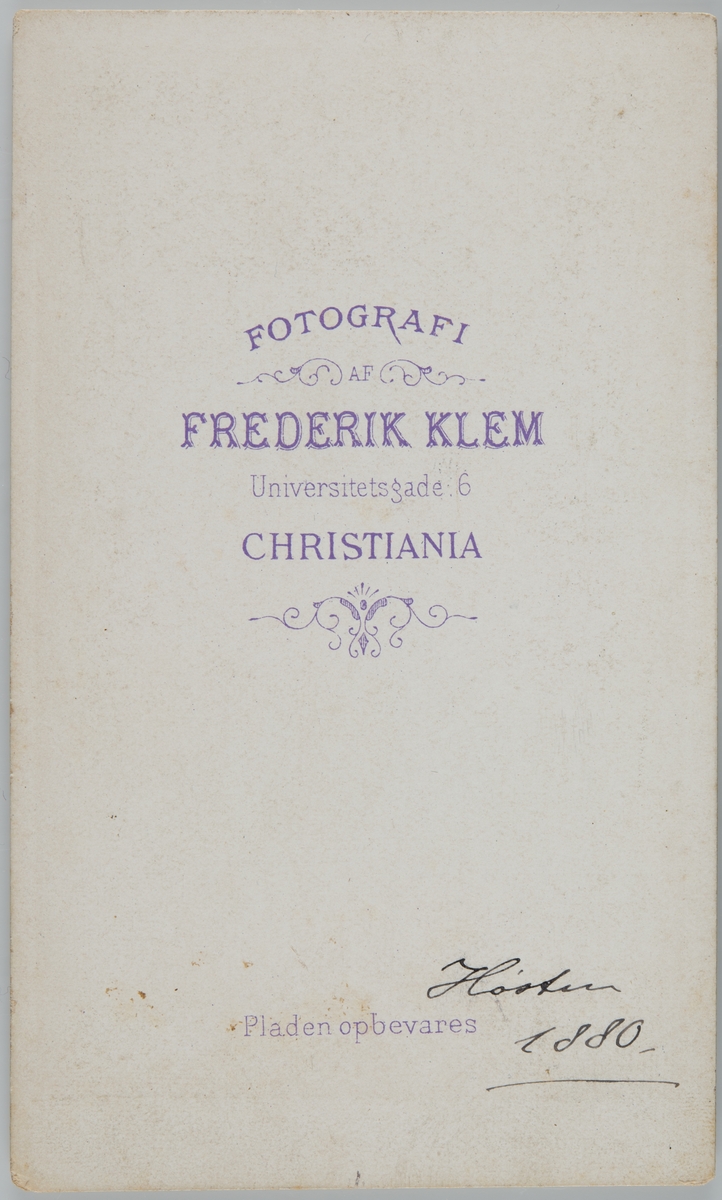 Portrett av eldre kvinne med slør.