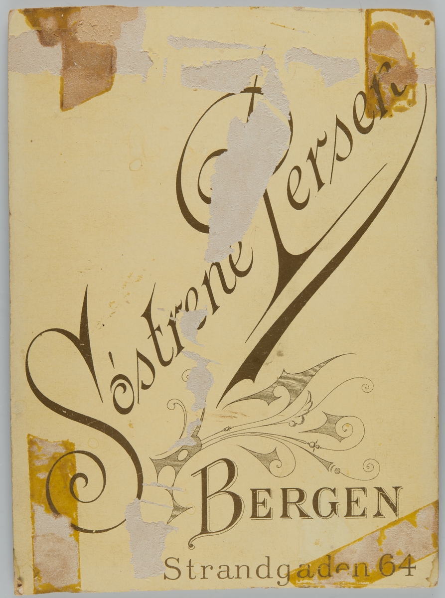 Portrett av eldre kvinne med slør.