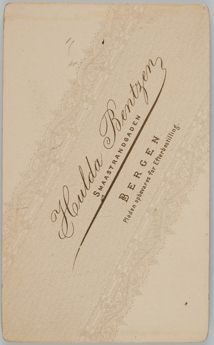 Portrett av eldre kvinne med slør.