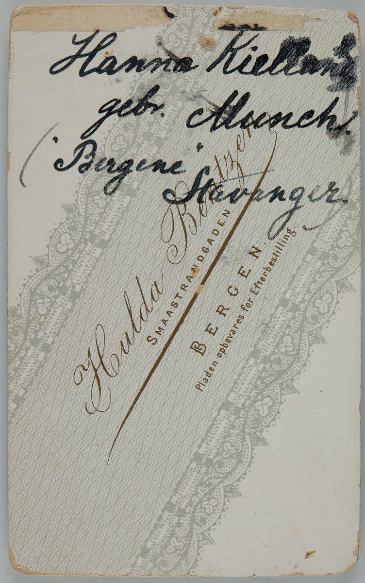 Portrett av eldre kvinne med slør.