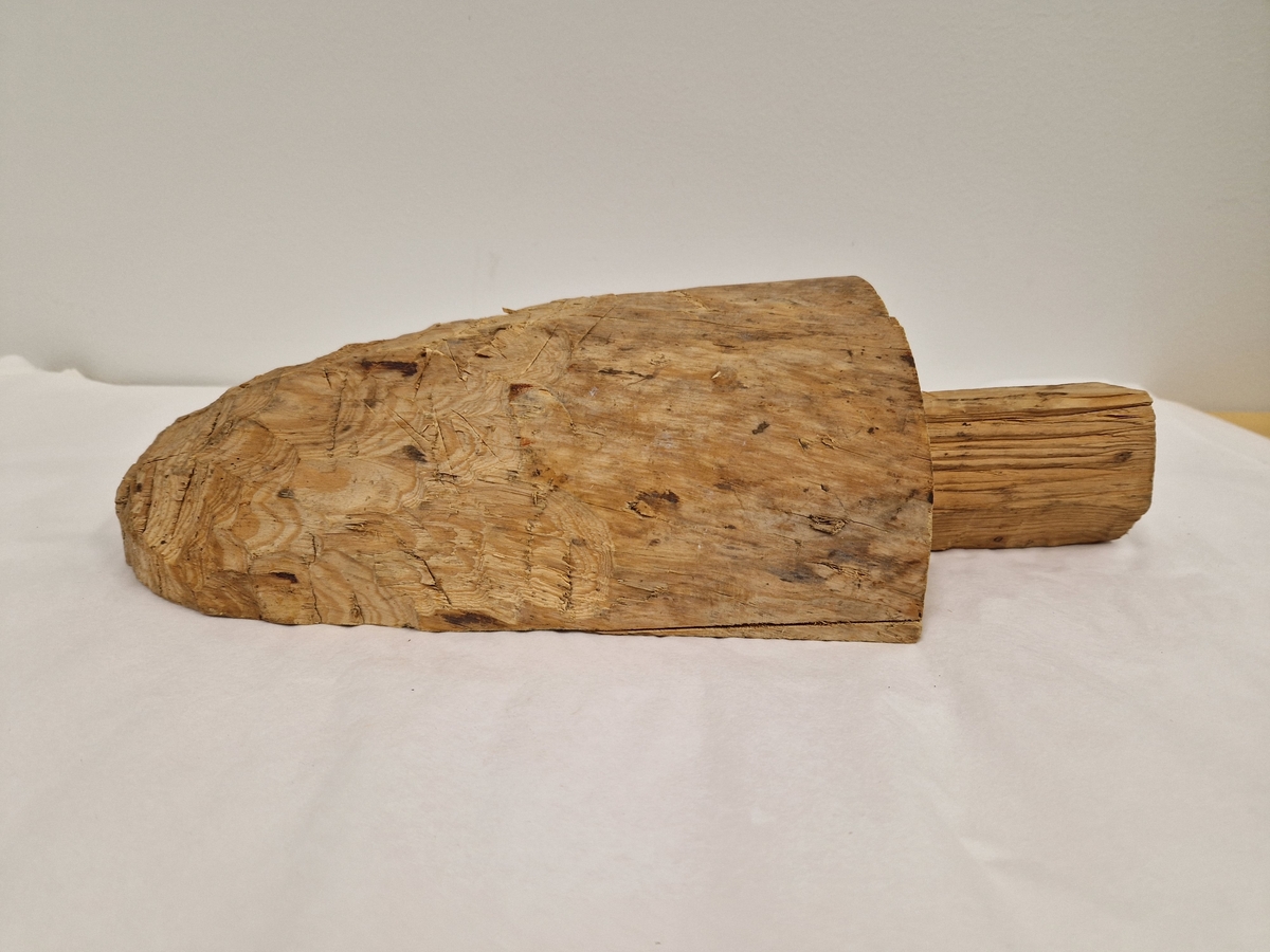 Et tilskåret emne til auskar, med handtak og rundet på utsiden. Emnet er ikke uthult. Ubehandla