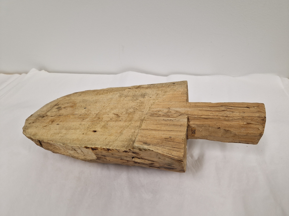 Et tilskåret emne til auskar, med handtak og rundet på utsiden. Emnet er ikke uthult. Ubehandla