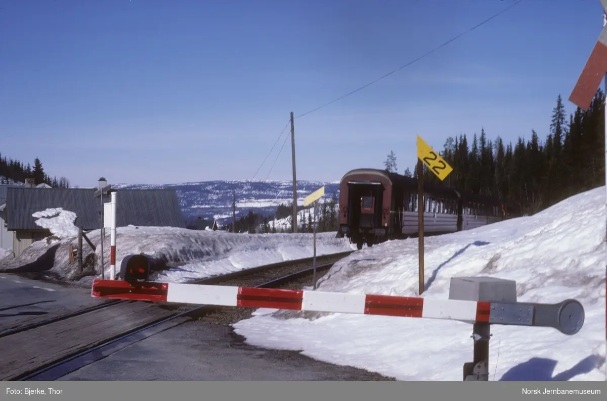 Diesellokomotiv Di 3 626 med tog 282 Fagernes-Oslo kjører ut fra Tonsåsen stasjon