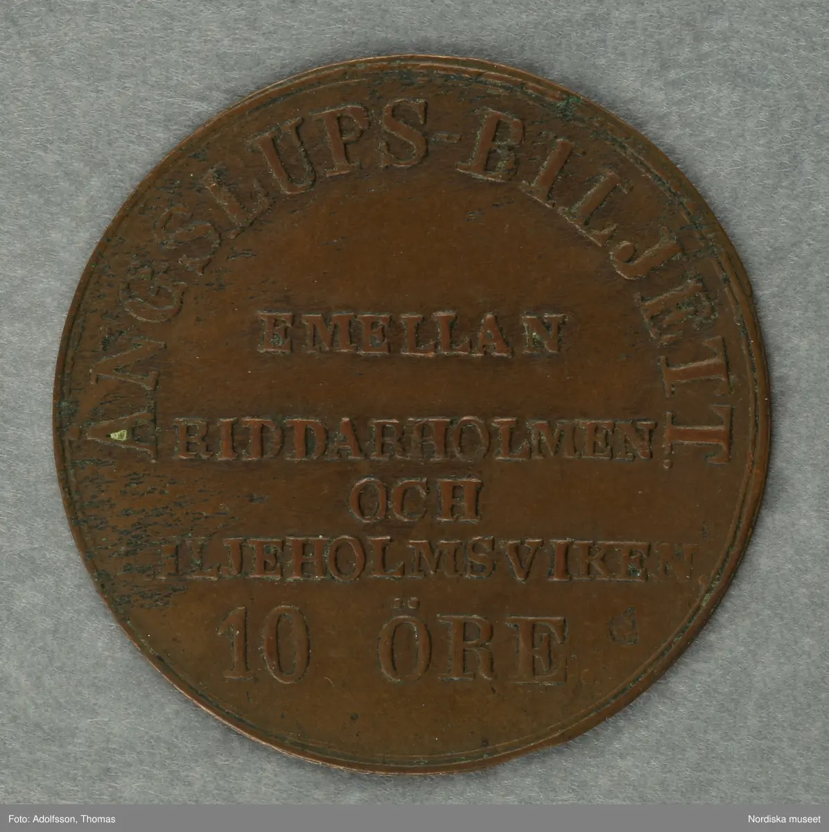 Huvudliggaren:
"a-c, Poletter 3 st, kopparplåt, runda, ensidigt präglade; 'Ångslupsbiljett emellan Riddarholmen och Liljehomsviken 10 öre.'
G. 14/6 se 6/6 1934 av fröken Margit Stenberg, Stockholm (se 197.742ff)