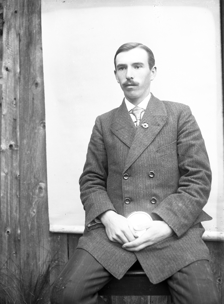 Portrett av Ole Romsdalen fotografert i utendørs atelier samt portrett av en annen mann.

Fotosamling etter fotograf og skogsarbeider Ole Romsdalen (f. 23.02.1893).