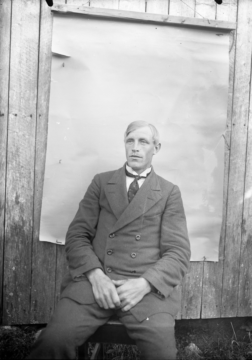 Portrett av Ole Romsdalen fotografert i utendørs atelier samt portrett av en annen mann.

Fotosamling etter fotograf og skogsarbeider Ole Romsdalen (f. 23.02.1893).