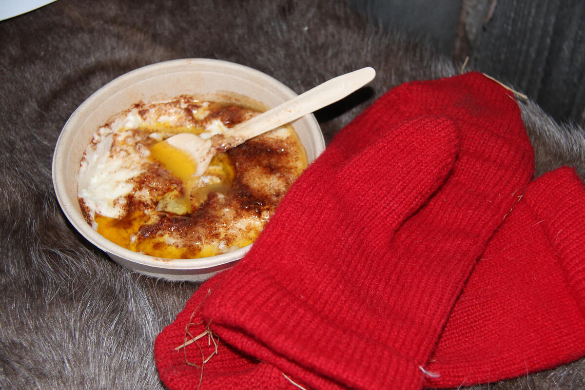 Foto av en tallerken med julegrøt og et par røde votter