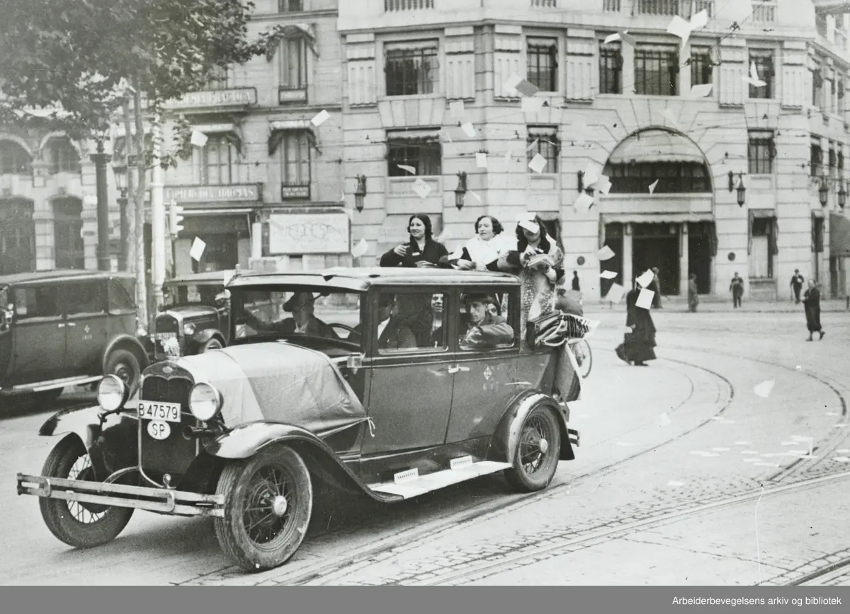 Den spanske regjeringen innfører unntakstilstand i forbindelse med parlamentsvalget i Catalonia. Distribusjon av valgkampmateriell fra åpen bil i Barcelonas gater. Arbeidermagasinet. 24. November 1932