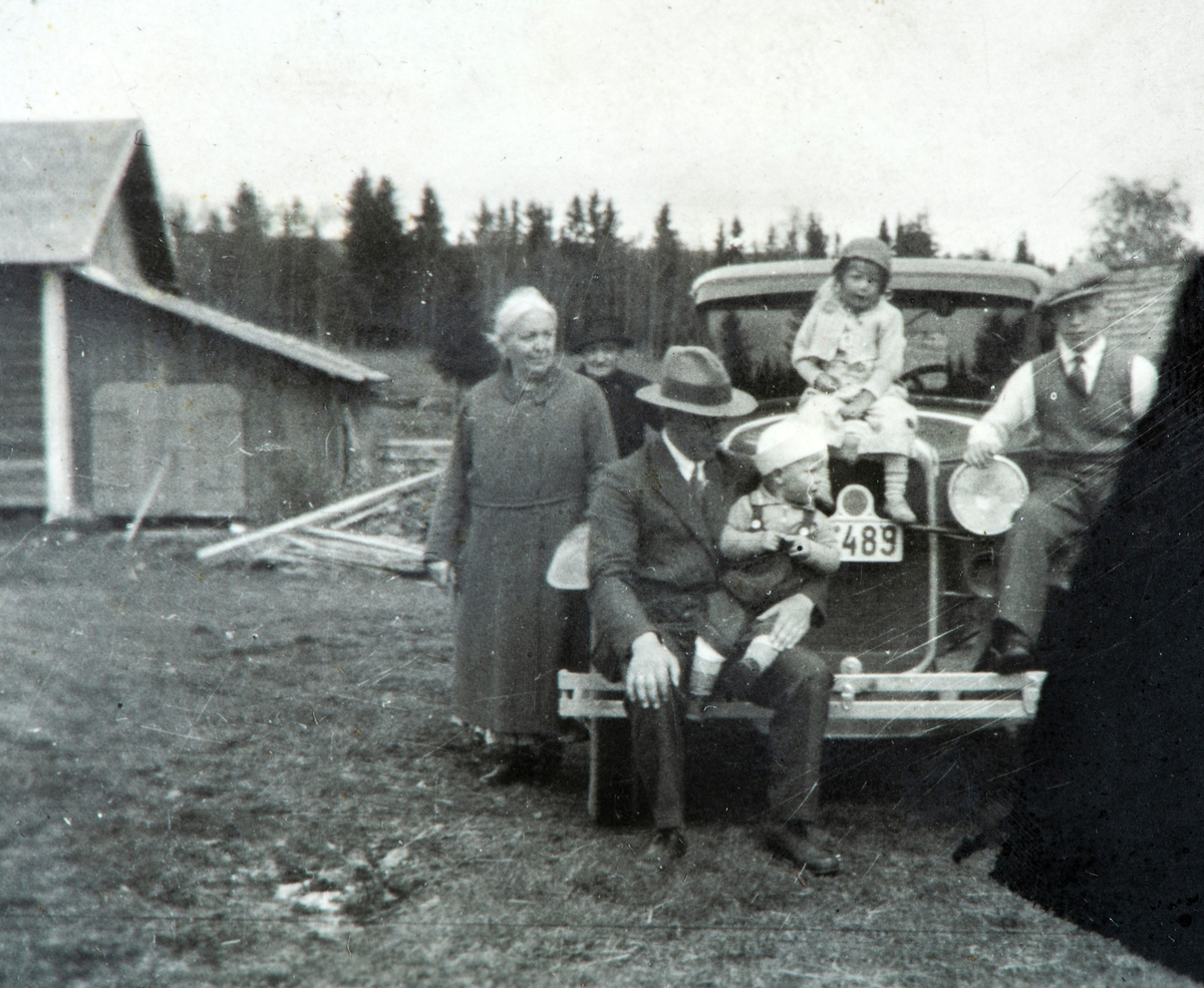 Karset (63/1). ca. 1934. Ved bilen står fra venstre: Helga Karset, ukjent, Helge Karset, sittende på Helges fang barnebarnet Helge Andreas Prestrud, sittende på bilpanseret Helga Prestrud. Til høgre står Helge Andreas Karset.