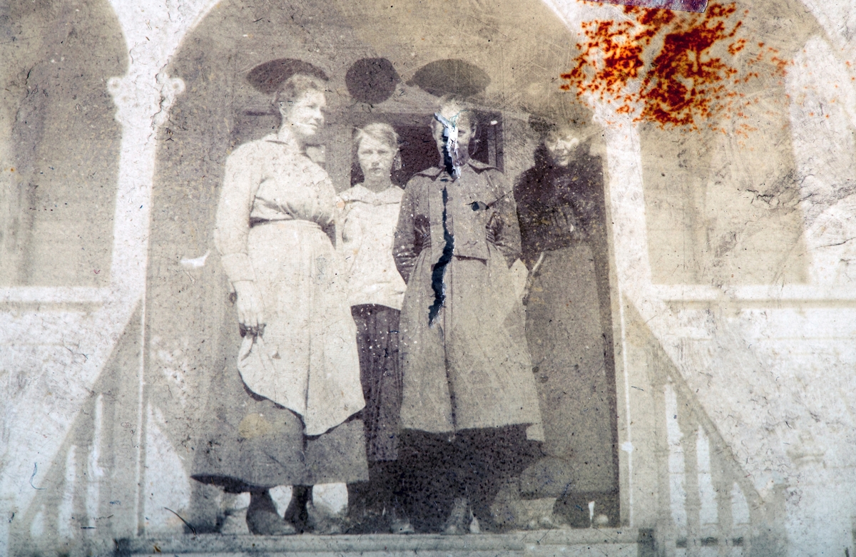 Karset (63/1). Anna, ?, Pauline og Marte Karset ca. 1920-1925.