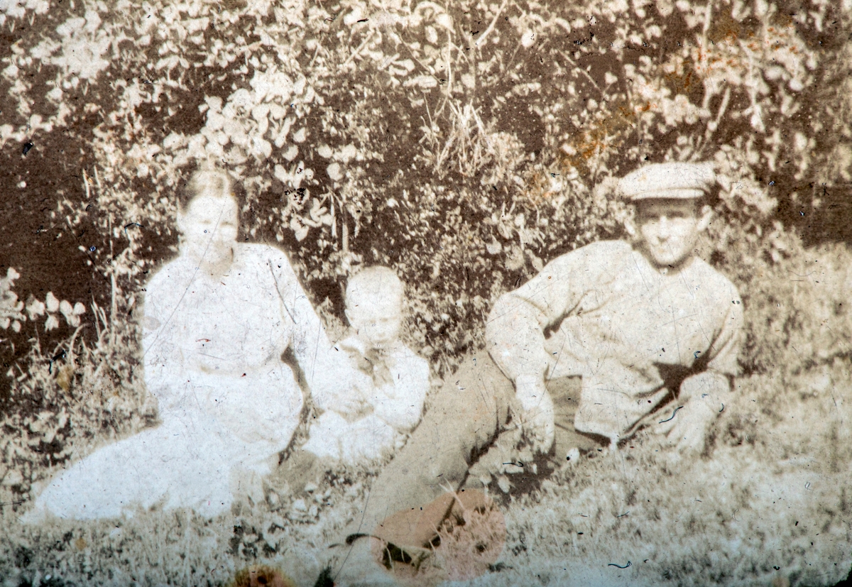 Karset (63/1). Marie ?, Johan ? og Nikolai ? på Karset. Nikolai var gardskar på Karset det meste av sitt liv. Ca. 1920.