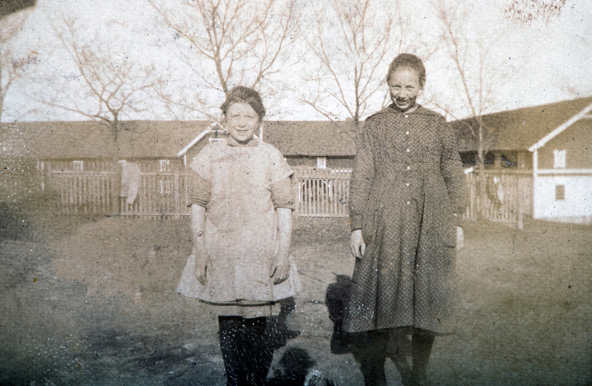 Karset (63/1). Olea og Ingeborg på tunet. Den gamle låven brant etter krigen.