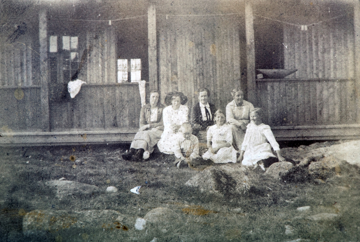 Gruppe 7 personer foran sæterhuset til Rabstad eller Nordre Hol på Lavlia sæter. Nr 2 fra venstre Pauline Karset, gift Prestrud (f.1906), nr to fra høgre hennes mor Helga Karset (f. 1881).
