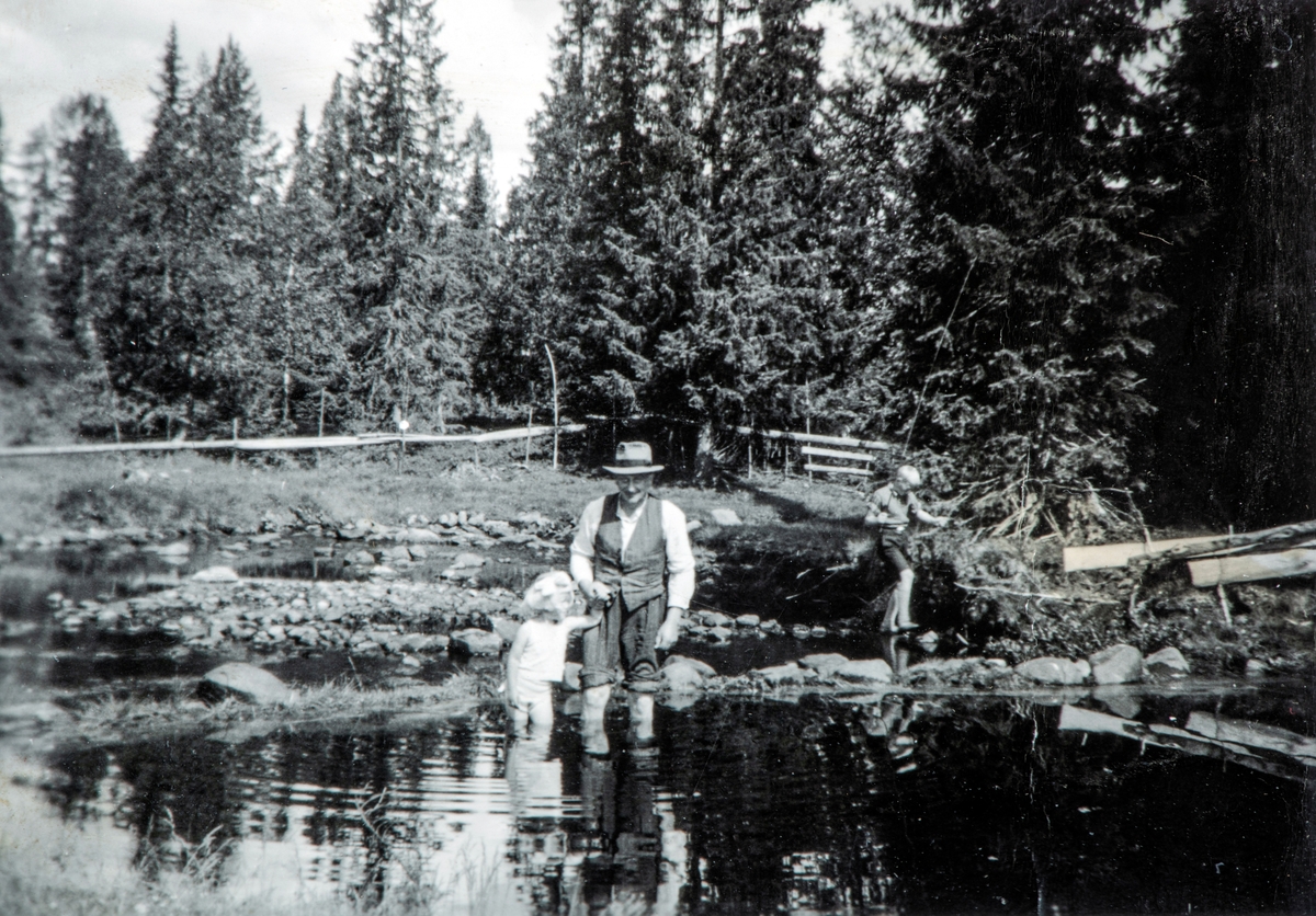 Lavlia seter i Vang. Fra Skramstadfløten i Lavåa. Helge Prestrud på Øvre Tomter med dattera Helga og sønnen Helge Andreas.