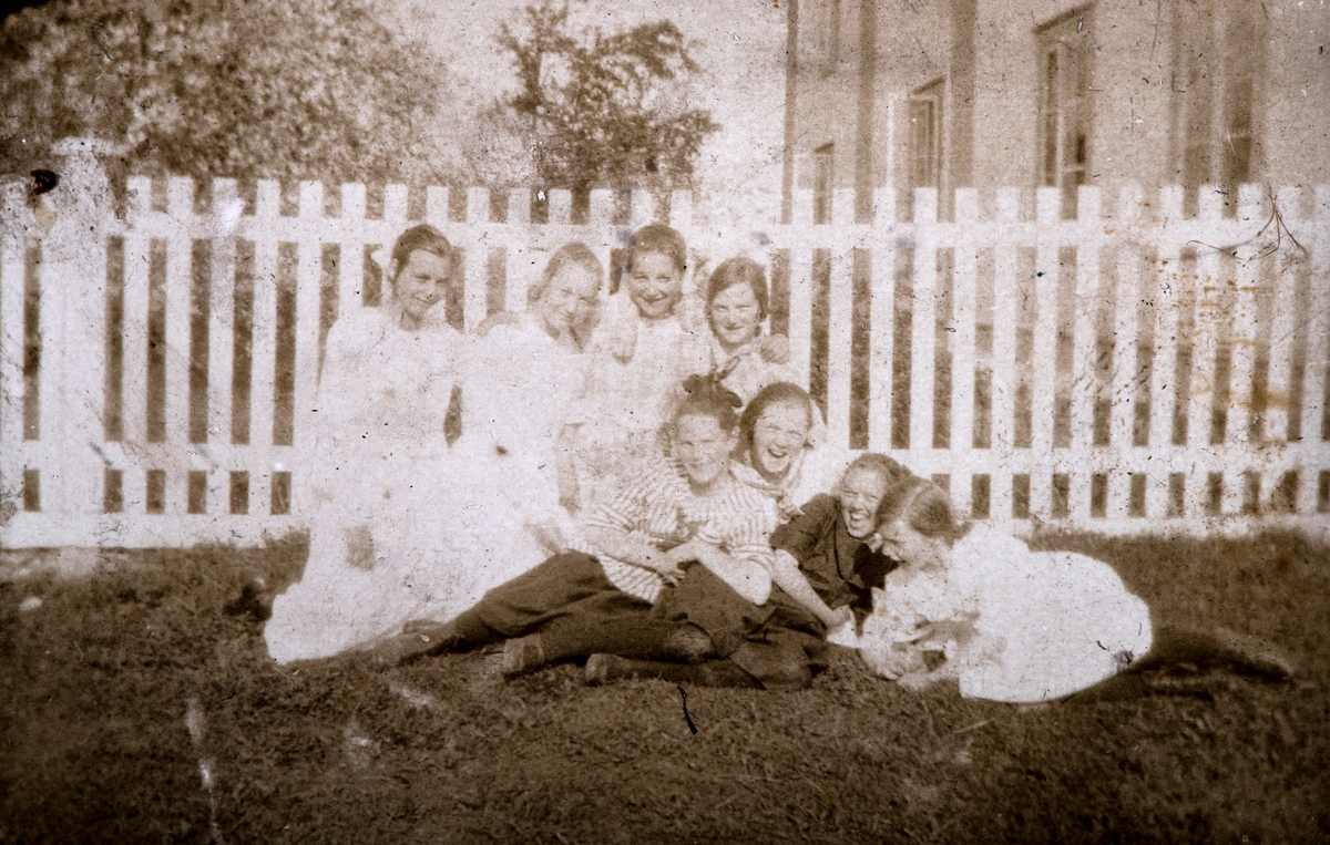 Stafsberg i Furnes.  Venninner fra husmorskole på Stafsberg i Furnes. Pauline Karset i venninneflokken. Ca. 1925.