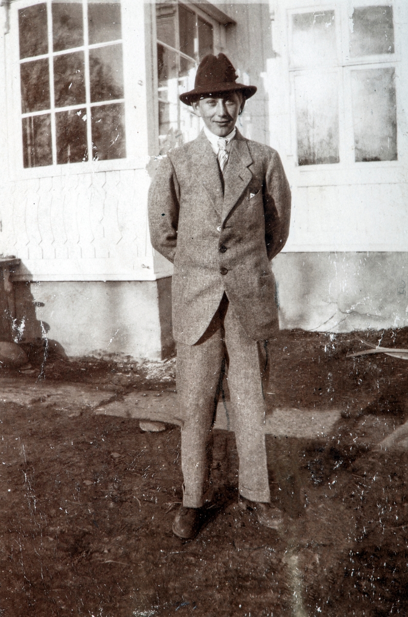 Øvre Tomter (60/1). Portrett, helfigur, Helge Prestrud (f. 1902). Han kjøpte Øvre Tomter i 1920.