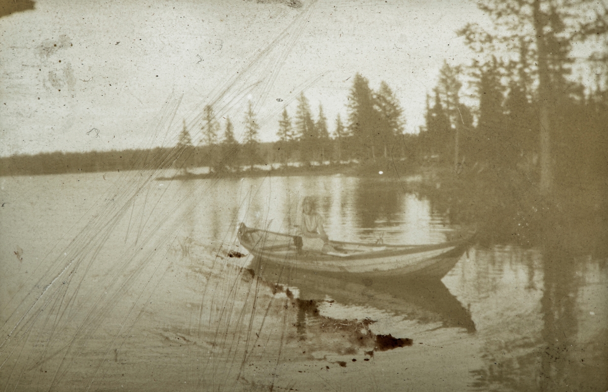 Karset (63/1). fra Nybusjøen 1923. Pauline Karset, gift Prestrud i båten.
