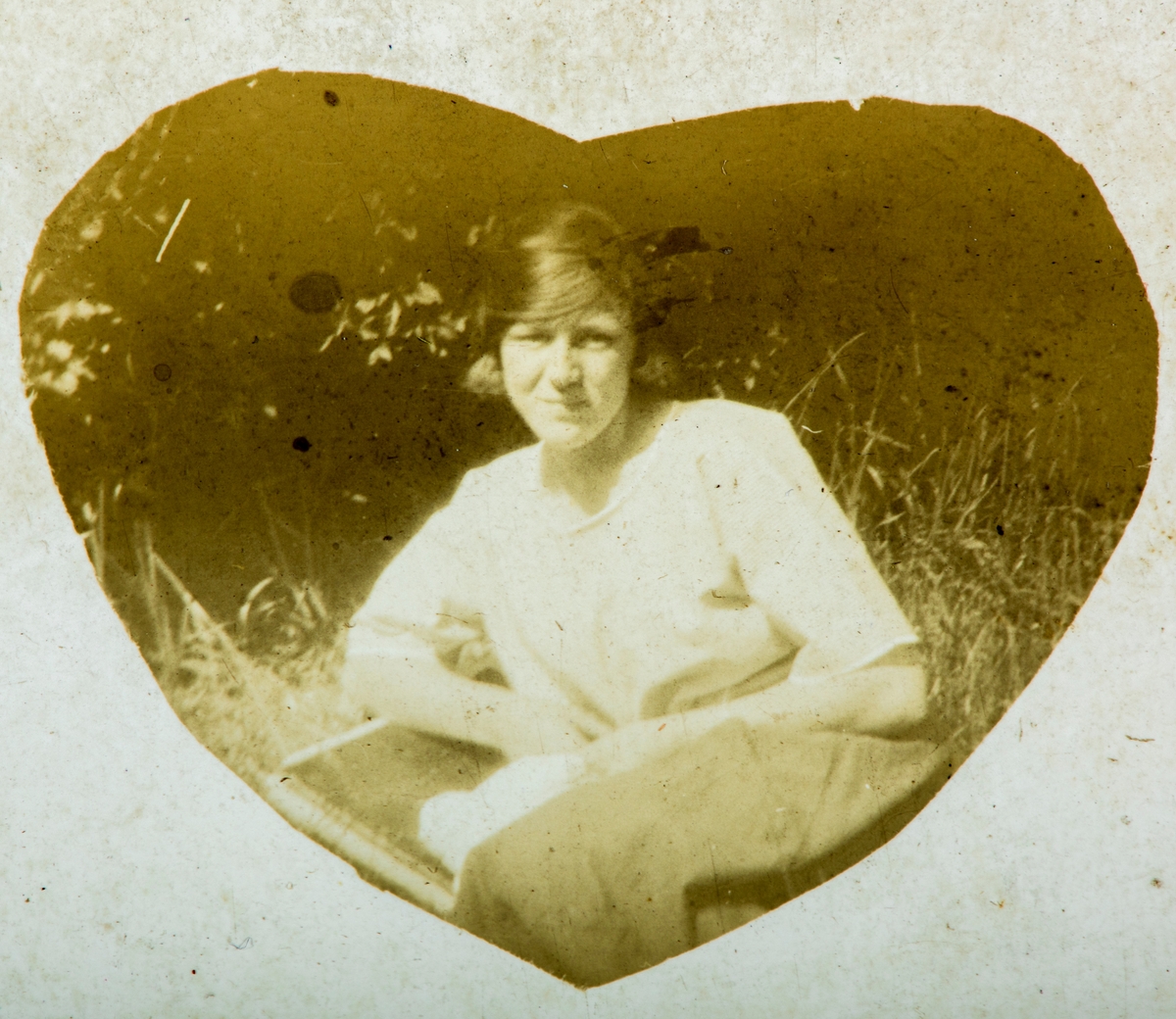 Karset (63/1). Pauline Karset, gift Prestrud (f.1906). Søndagsro.