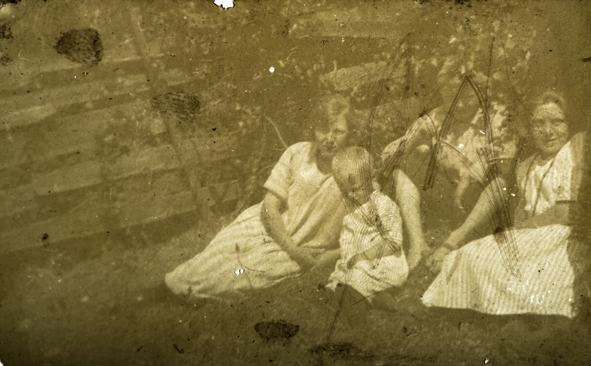 Karset (63/1). Søsknene Pauline, Helge, Håkon og Ingeborg Karset på tur på Nybusjøen 1923.