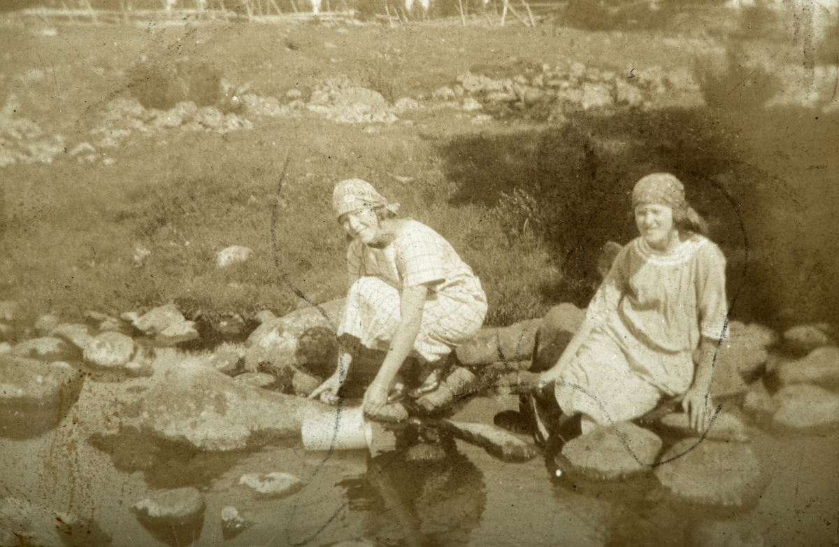 Karset (63/1). Nybu 1923. Pauline Karset, (f.1906) gift Prestrud (t.v.) og søstera Ingeborg (f. 1910) ved elva ved Nybusjøen for å hente vann. De kledde seg ofte likt.