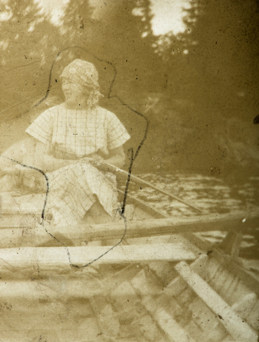 Karset (63/1). Pauline Karset i båt på Nybusjøen i 1923.